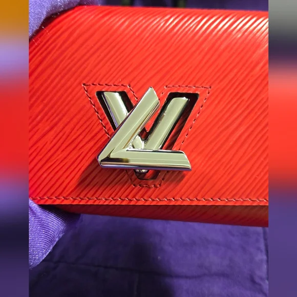 Louis Vuitton Red Epi Coquelicot Twist Lock Compact Wallet with Silver Logo - Picture 9 of 15